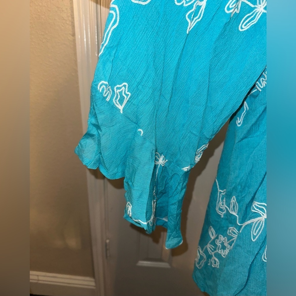Catherines Blue Tunic Top Women’s 1X NWT Bell Sleeves Keyhole Back Rayon Flowy - Picture 4 of 12